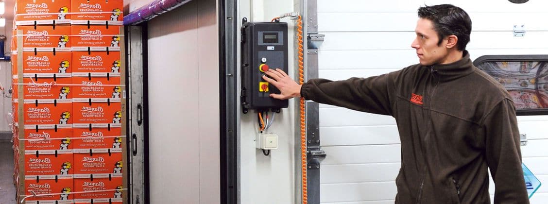 Agréeur exerçant sa profession au Marché de Rungis