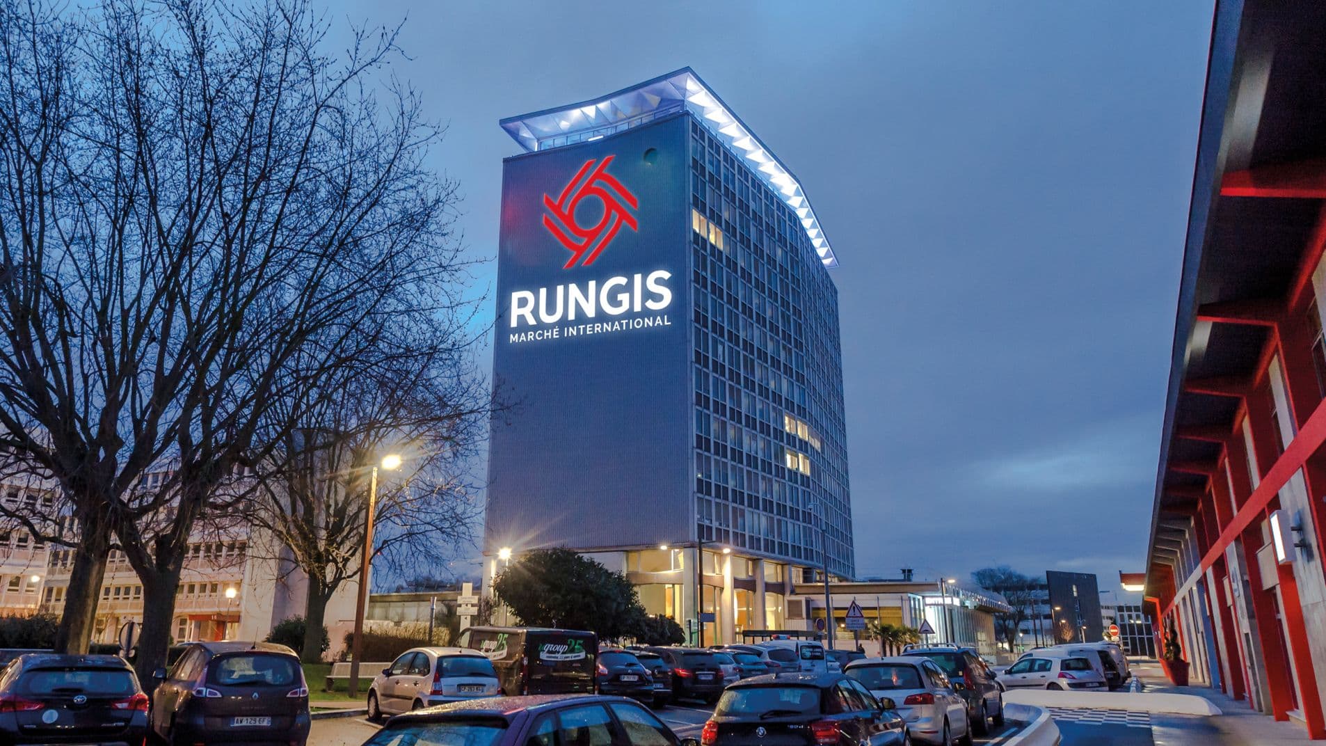 Prise en contrebas de la tour de la SEMMARIS avec le nouveau logo du Marché de Rungis